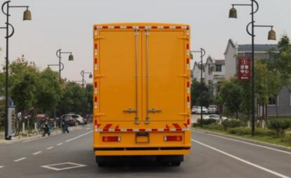 東風天龍前四后八電源車1000KW